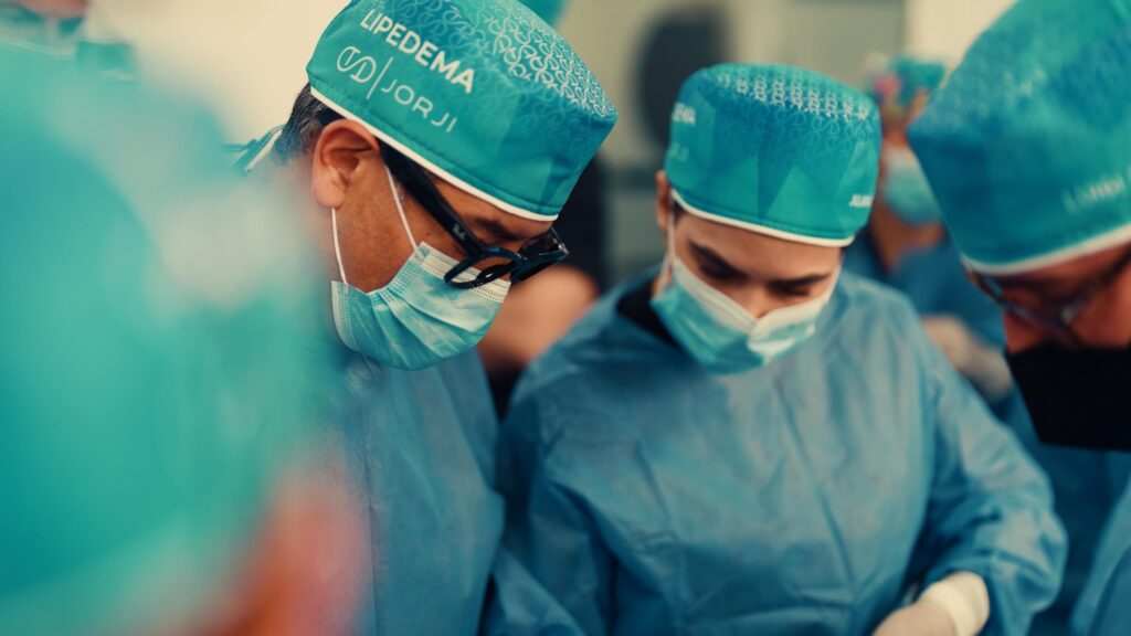 Dra. Juliana Seribeli durante cirurgia de lipedema