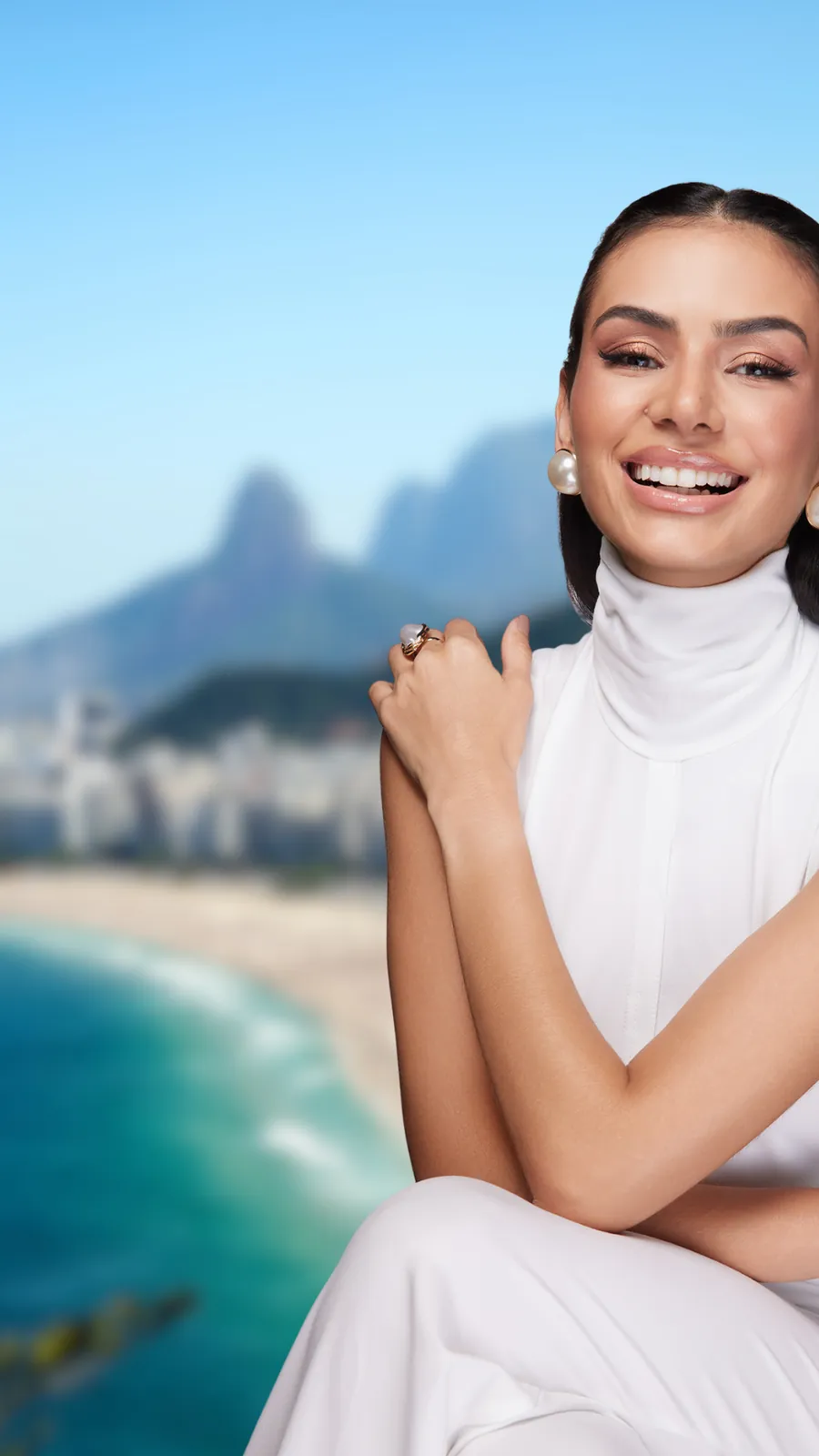 Dra. Iara Batalha com a orla do Rio de Janeiro ao fundo